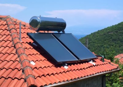 chauffage-solaire-ballon-eau-chaude-panneaux-toiture-tuiles-foret-mer